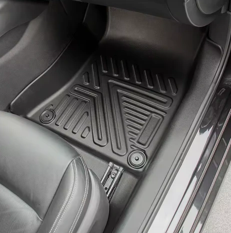 Alfombra GuardCar instalada en un Volkswagen Golf 2023